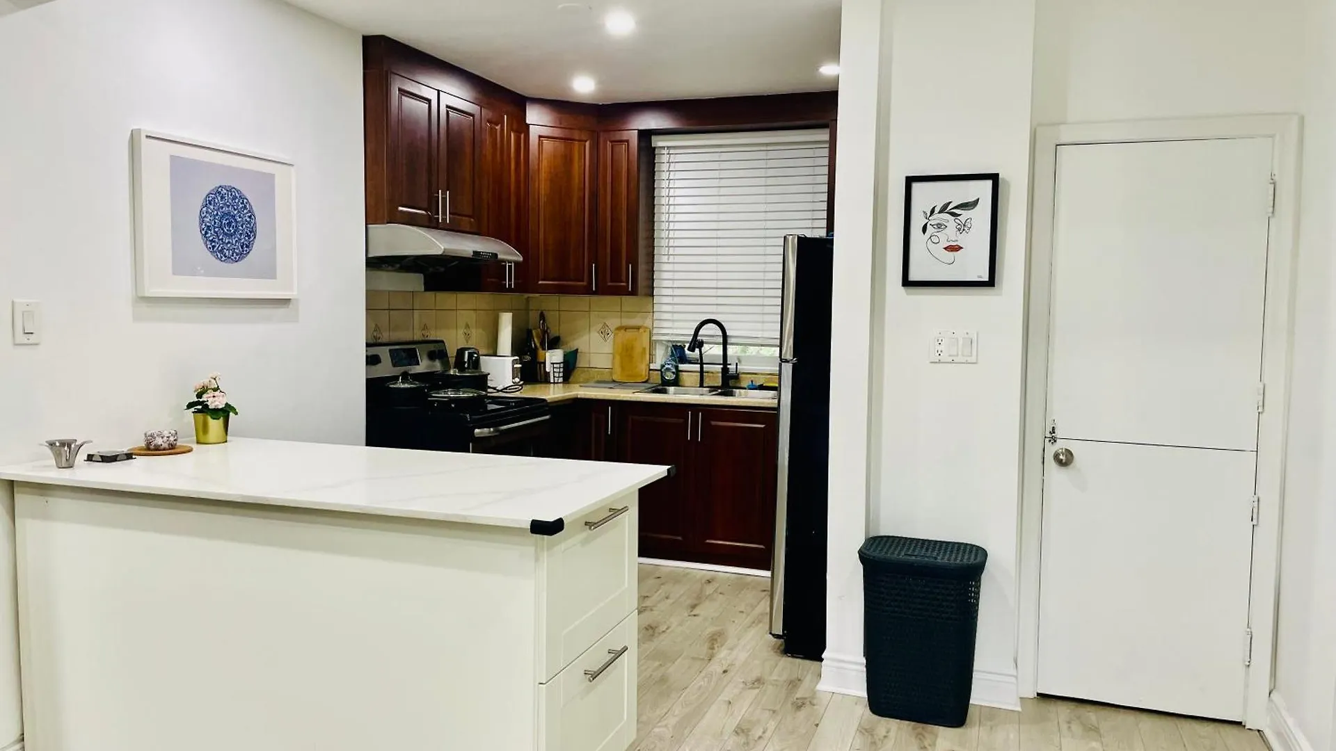 3Room Entire Floor Walk 2 Subway Toronto Appartement