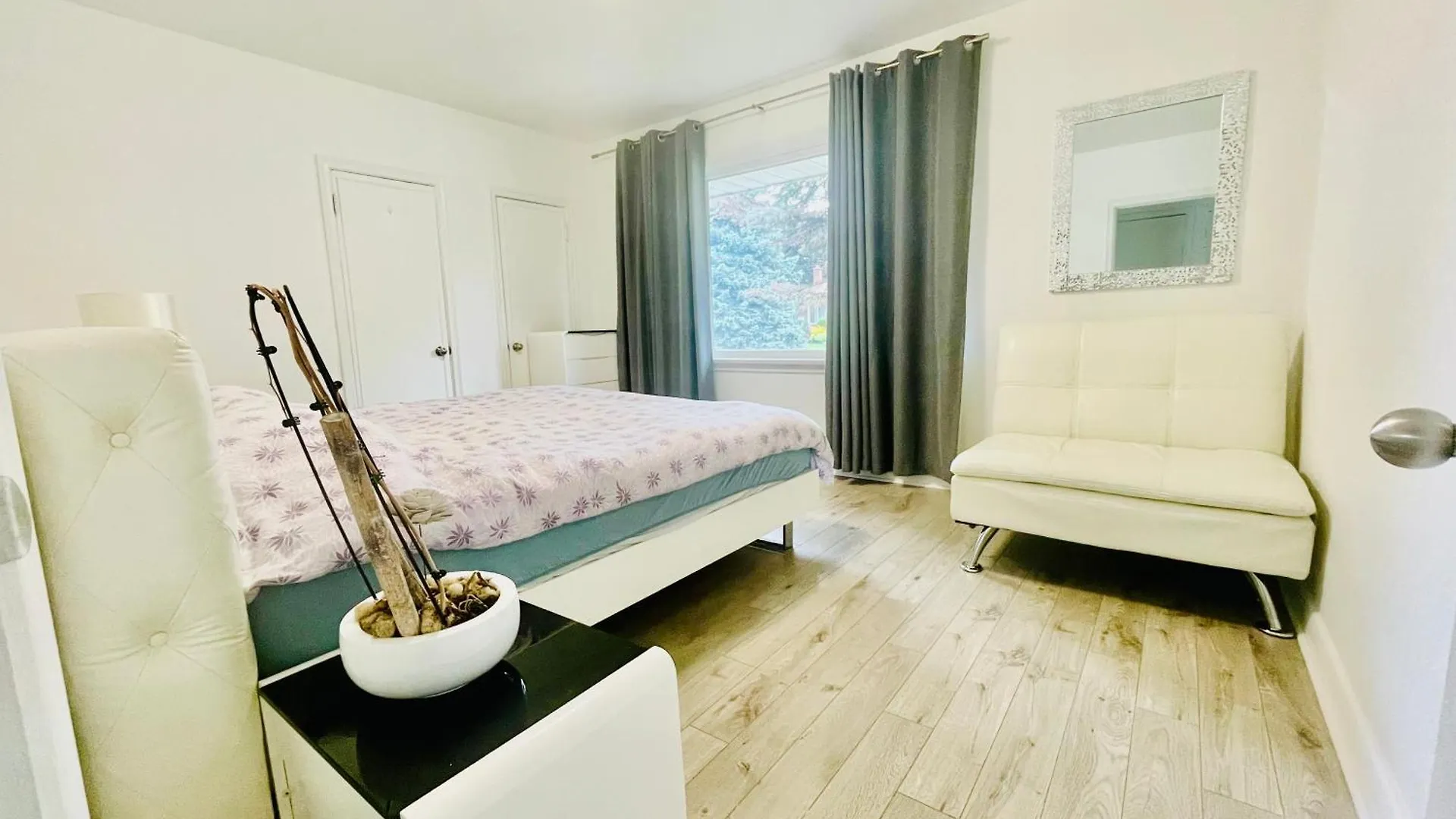 3Room Entire Floor Walk 2 Subway Toronto 0*,  Canada
