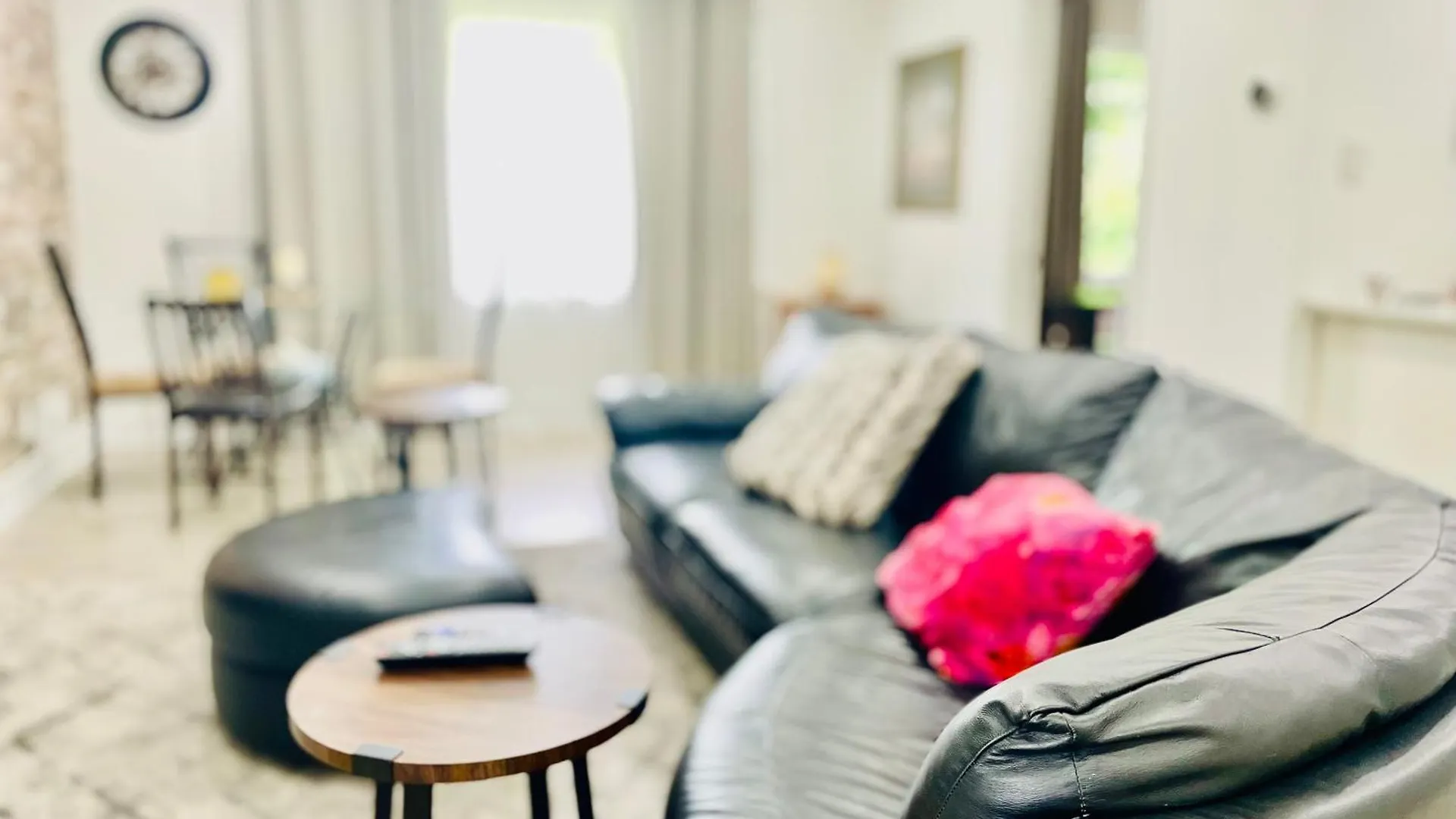 3Room Entire Floor Walk 2 Subway Toronto Appartement