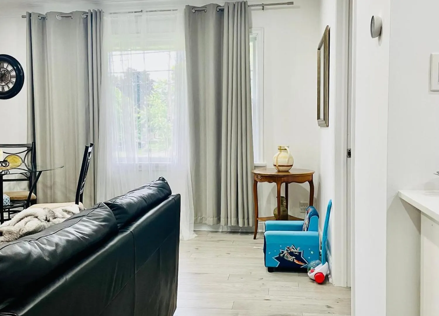 3Room Entire Floor Walk 2 Subway Toronto Canada