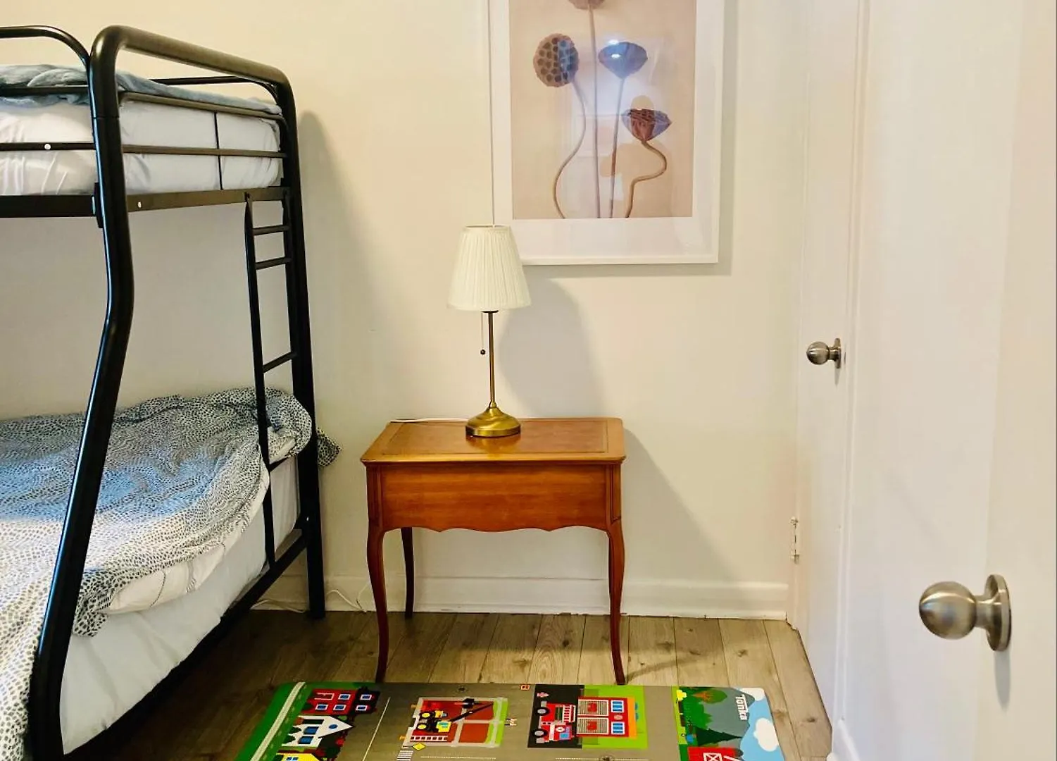 3Room Entire Floor Walk 2 Subway Toronto Appartement